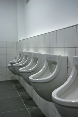 Bei hoher Nutzungsfrequenz verhindert die HF-Urinal­steuerung die Dauerspülung durch eine automatische ­Umschaltung auf Stadionbetrieb. - © Schell
