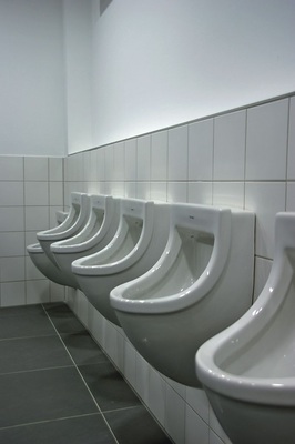 Bei hoher Nutzungsfrequenz verhindert die HF-Urinal­steuerung die Dauerspülung durch eine automatische ­Umschaltung auf Stadionbetrieb.