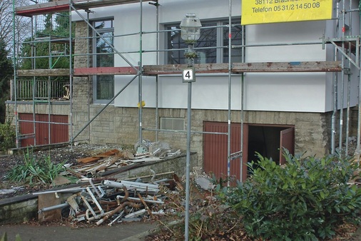 Bei einer dynamischen Betrachtung zeigt sich, dass bei einer höheren Erstinvestition für eine Komplettsanierung mittelfristig die monatliche Nettobelastung geringer ist, als wenn nur die Sanierung der Gebäudehülle oder nur die Erneuerung der Heizungsanlage vorgenommen wird.