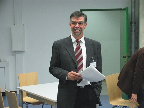 Im TGA-Institut an der FH Köln: Prof. Dr. ­Detlef Orth begrüßt die Gäste des Neujahrs­empfangs, die anschließend die neue Forschungsklimaanlage inspizieren konnten.