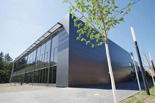 Das Flachdach der neuen Sporthalle der Berlin Brandenburg International School entwässert in eine 300-m3-Zisterne, mit der die Randflächen des Stadions bewässert sowie 15 WCs und zwei Urinale gespült werden.