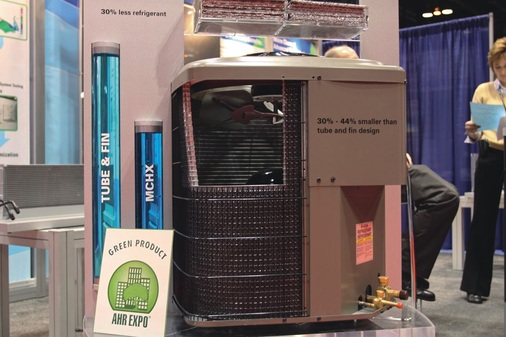 Microchannel-Wärmeübertrager für Wärmepumpen mit Heiz- und Kühlfunktion von Delphi. Die Besonderheit: Der Hocheffizienz-Wärmeübertrager ist zugleich Kondensator (Kühlmodus) und Verdampfer (Heizmodus).