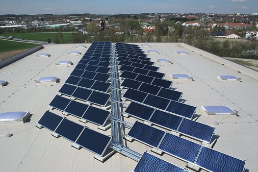 Solarkollektorfeld. Die 200-m2-Aufdachanlage wird zur anteiligen Deckung des Raumwärmebedarfs und zur Trinkwassererwärmung genutzt und kann auch Wärmeenergie für den Austreiber der Absorptionskältemaschine liefern. Für Konzepte mit einem hohen solaren Deckungsgrad eigenen sich Vakuumröhrenkollektoren besser. - © Hawi Energietechnik
