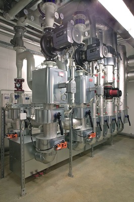 Verteilerstation für den Heiz-/Kühlkreislauf. Wahlweise erfolgt die Wärmebereitstellung über elektrisch angetriebene Sole/Wasser-Wärmepumpen oder über vier Gasabsorptions-Wärmepumpen.