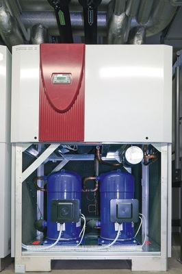 An die vier zwischen

Heiz- und Kühlbetrieb

umschaltbaren Sole/

Wasser-Wärmepumpen

mit je zwei Verdichtern

(Dimplex SI 130TE) wurden

60 Erdwärmesonden

mit einer Länge von jeweils

90 m angeschlossen. - © Glen Dimplex

