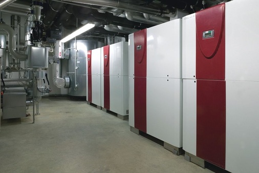 An die vier zwischen Heiz- und Kühlbetrieb umschaltbaren Sole/Wasser-Wärmepumpen mit je zwei Verdichtern (Dimplex SI 130TE) wurden 60 Erdwärmesonden mit einer Länge von jeweils 90m angeschlossen.