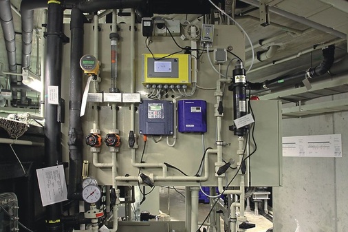 Die Aquatechnik im Ozeaneum erinnert an den gerätetechnischen Aufwand einer Intensiv­station. Gateways bilden die Schnittstellen zwischen der proprie-tären Aquatechnik-Automatisierung und dem übergeordneten BACnet-Gebäude­automationssystem.