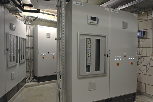 Von insgesamt 76 Schaltschränken sind 44 der Regelung der Aquarien­technik zugeordnet. Die Visualisierung vor Ort erfolgt über Desigo Workstations an den ­Informationsschwer-punkten oder über die Desigo PX Displays in den Schaltschrank-türen.