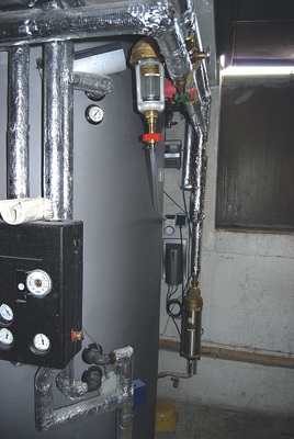 Ulrich Ohliger ließ 2006 eine thermische Solaranlage zur Trinkwassererwärmung in seine vorhandene Zentral­heizung integrieren. Doch schnell gab es ein Problem mit starker Kalkbildung. Die Lösung: Das chemiefreie DVGW-zertifizierte Kalkschutzgerät permasolvent primus von perma-trade. Zusätzlich wurde ein permaster-Rückspülfilter in die Zirkulationsleitung eingebaut.