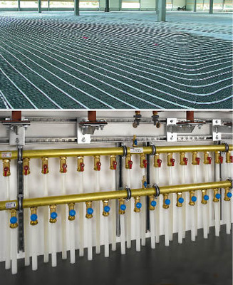 Die Industrieflächenheizung mit PEXa Rohren 25×2,3mm wurde im Verlegeabstand VA30 auf der unteren Armierung befestigt. Das System bietet uneingeschränkte Raumfreiheit und gleichzeitig höchste Wirtschaftlichkeit bei niedrigen Systemtemperaturen sowohl im Heiz- als auch im Kühlbetrieb. Insgesamt wurden 23Kreisläufe verlegt.