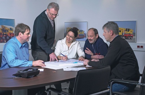 Teamwork bis zur Abschlussbesprechung: Die vertrauensvolle und direkte Zusammenarbeit des Bauherrn mit den ausführenden Betrieben und dem Systemhersteller legte die Basis für einen erfolgreichen Projektverlauf (v.l.): Bauherr Udo Hack, Manfred Hoppen Inhaber des ausführenden Heizungsbaubetriebs (stehend), Irene Hack-Dormann und Uli Dormann sowie Harald Rohm, Uponor.