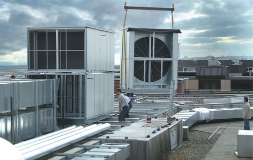 Krantransport eines kompletten Klimazentralgeräts mit Hochleistungswärmerückgewinnung von Howatherm auf das Dach des Sheraton-Hotels am Frankfurter Flughafen.