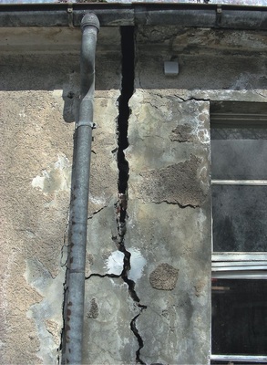 Manche Risse an Gebäuden in der Nähe des Sondenfelds sind bereits armbreit.