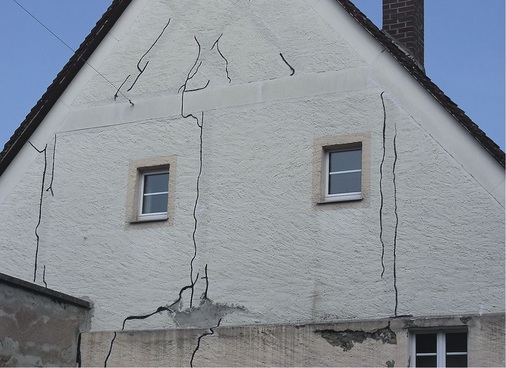 Weil aus juristischer Sicht derzeit niemand als Schadensverursacher ­benannt werden kann, ­kommen die einzelnen ­Gebäudeversicherungen auch nicht für die Schäden auf.