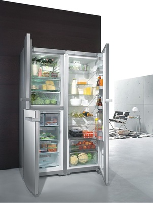 Viele Verbraucher belohnen sich fürs Energiesparen und ­greifen beim Kauf eines neuen Kühl- oder Gefrierschrankes zu einem größeren Gerät. Trotz A, A+ oder A++ Energie­effizienzklasse ist der Stromverbrauch der neuen Geräte meist höher (im Bild eine Side-by-Side-Kombination aus ­Kühl-Gefrier- und Kühlgerät).