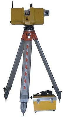 Der auf einem Stativ und einer Dreh-/Schwenkeinheit montierte Scankopf tastet mithilfe einer Spiegeloptik und eines Laserstrahls Objekte motorisch gesteuert zeilenweise ab.