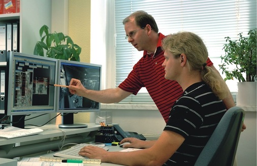 Bei der Auswertung im Büro ist viel Erfahrung und Fachwissen nötig: Vermessungsingenieur Volker Werner und Vermessungstechniker Christoph Gentsch bei der Projektbesprechung.