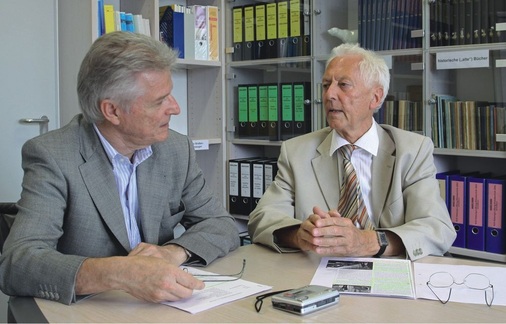 Die oft sehr pauschale Kritik an der Wärmepumpe wollte Prof. Dr.-Ing. Johannes Reichelt (rechts) nicht stehen lassen. „Man muss bei der Effizienzdiskussion zwischen Gerät und Wärmenutzungsanlage unterscheiden und bei den Wärmequellen ‚Wasser‘ und ‚Erdreich‘ zusätzlich auch die Wärmequellenanlage betrachten“, mahnt Reichelt im Interview mit Wolfgang Schmid (links) an.