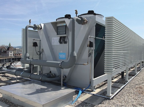 ...die adiabatische Rückkühlung auf dem Dach hinter einer Sichtschutzwand angeordnet.