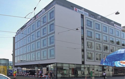 Das neue Ibis Hotel in Basel. Schallschutz-Doppelfassadenmodule geben dem Gebäude eine moderne Note. - © Yazaki/MDS
