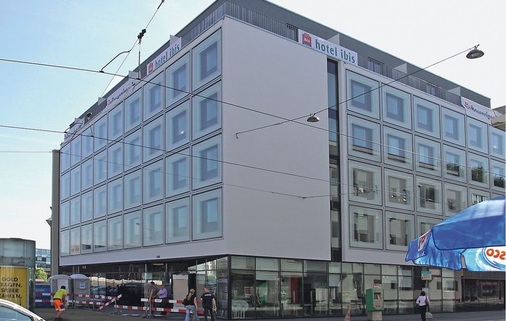 Das neue Ibis Hotel in Basel. Schallschutz-Doppelfassadenmodule geben dem Gebäude eine moderne Note.