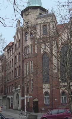 Bild 1 Gebäudeansicht von Süden. Wegen des Ziegelmauerwerks, der neugotischen Fassade mit hohen Spitzbogenfenstern ist eine äußere Verbesserung des Wärmeschutzes bei dem unter Denkmalschutz stehenden Gebäude nicht möglich.