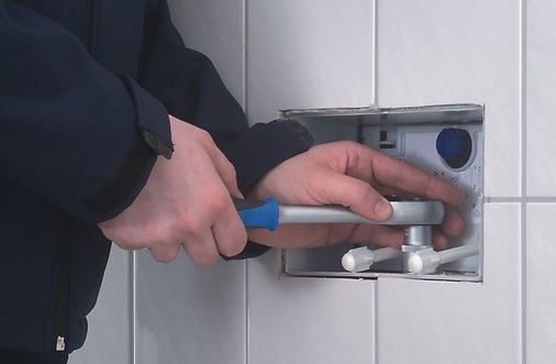 So einfach geht die Höhen­verstellung: Befestigungsschrauben der WC-Keramik ­lösen, Betätigungsplatte und Blendrahmen demontieren, Vorzugsweise mit Ratsche und 19er Nuss wird über das Spindelgewinde das WC auf die richtige Höhe gebracht. Danach wird die Betätigungsplatte wieder angebracht und die WC-Keramik wieder befestigt.