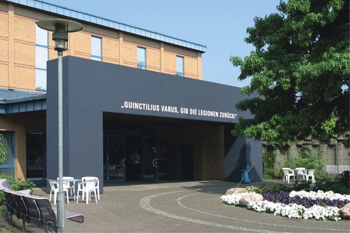 In der Seestadthalle in Haltern ist noch bis zum 11. Oktober die Ausstellung „Imperium“ zu sehen, ein Teil des Projekts „Imperium Konflikt Mythos. 2000 Jahre Varusschlacht“. Nachträglich wurden dazu zwei Kaltwassererzeuger auf dem Hallendach aufgestellt. Der leistungsstärkere beliefert ein Kühlregister in der Zentrallüftung, der kleinere dezentrale Nachkühlregister.