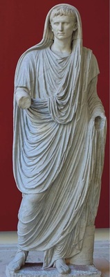 Exponate: Togatus Barberini; Statue der Livia, dritte Ehefrau des Augustus, aus Veleia; Toga-Statue des Augustus aus einer Villa der Livia an der Via Labicana, einer antiken Straße bei Rom; Auszug aus Horaz’ „Carmen saeculare“.