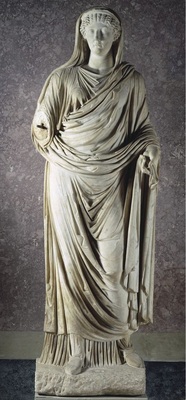 Exponate: Togatus Barberini; Statue der Livia, dritte Ehefrau des Augustus, aus Veleia; Toga-Statue des Augustus aus einer Villa der Livia an der Via Labicana, einer antiken Straße bei Rom; Auszug aus Horaz’ “Carmen saeculare“. - © Museo Archeologico Nazionale, Parma
