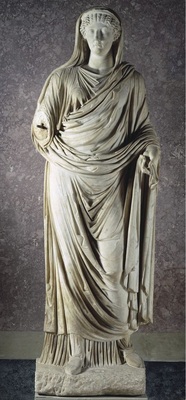 Exponate: Togatus Barberini; Statue der Livia, dritte Ehefrau des Augustus, aus Veleia; Toga-Statue des Augustus aus einer Villa der Livia an der Via Labicana, einer antiken Straße bei Rom; Auszug aus Horaz’ “Carmen saeculare“.