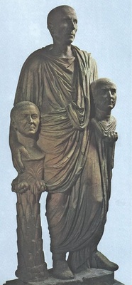 Exponate: Togatus Barberini; Statue der Livia, dritte Ehefrau des Augustus, aus Veleia; Toga-Statue des Augustus aus einer Villa der Livia an der Via Labicana, einer antiken Straße bei Rom; Auszug aus Horaz’ “Carmen saeculare“.