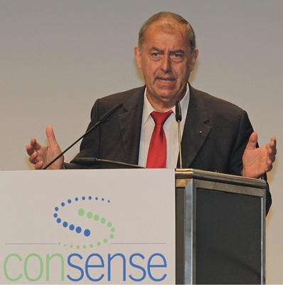 Franz Josef Radermacher konfrontierte das Plenum mit unbequemen Fragen, z. B. wie das durch Nachhaltigkeit eingesparte Geld umweltfreundlich „entsorgt“ werden könne.