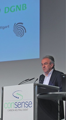 Ohne Prof. Dr.-Ing. Werner Sobek, Präsident des DGNB, hätte das deutsche Gebäudezertifizierungs­system nicht den hohen Stellenwert, den es bereits erreicht hat, so die einhellige Aussage der DGNB-Akteure.