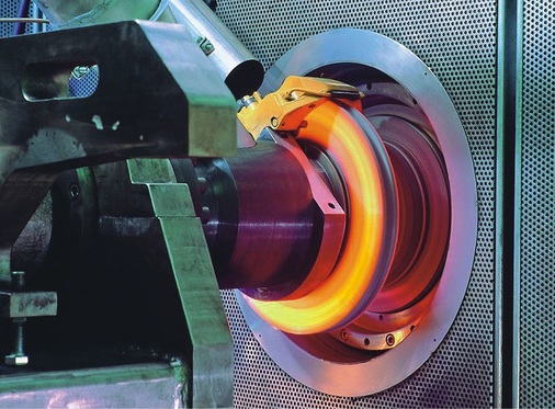 Der Werkstoff Carbon hat seine Belastungsfähigkeit vielfältig unter Beweis gestellt. Hier eine glühende Bremsscheibe bei einem Hochlasttest auf dem Prüfstand.