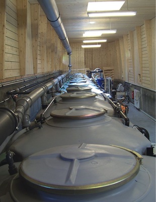 Wirbelbett-Anlage für Grauwasser von 200 bis 250 Personen, einschließlich hoch belasteten Abwassers aus Küchen und von Waschmaschinen. Block 6, Berliner Innenstadt; Fabrikat: Pontos.