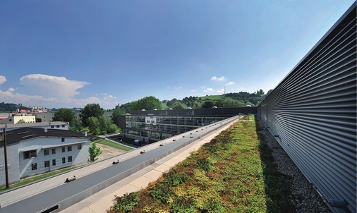 Die Technikzentrale beinhaltet sieben Lüftungsanlagen mit CO2-abhängiger Regelung und wurde auf das Gründach des Gebäudes aufgesetzt.