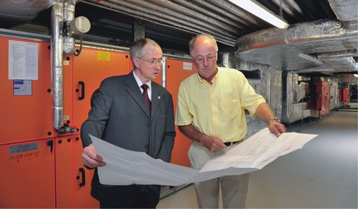 Ludwig Zistler, Leiter der Betriebstechnik (links), und Wolfgang Ebert, Vertriebsleiter des Menerga-Büros München, haben bei der Planung und Umsetzung eng zusammengearbeitet und so eine Anlageneffizienz erreicht, die über den Herstellerangaben liegt.