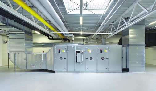 Klimaanlage für Büro- und Versammlungsräume mit Integration eines UV-C-Entkeimungssystems im Zuluftkanal (links)