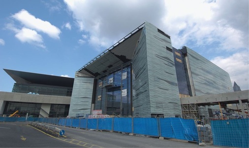 Als architektonisches Unikat greift die neue Messehalle 11 dennoch wesentliche ­Elemente der bestehenden Objekte auf und sorgt so für eine formale wie ästhetische Arrondierung des Frankfurter Messegeländes.