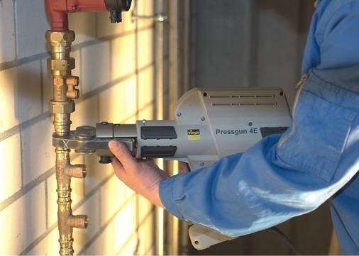 Die zahlreichen Form- und Verbindungsteile für das Sanpress-Rohr 1.4521-Programm sowie die bei den Viega-Rohrsystemen ­übliche Pressverbindungstechnik mit SC-Contur — mit Zwangsundichtheit der Verbinder im unverpressten Zustand — sorgten für schnelle und sichere Installationen.