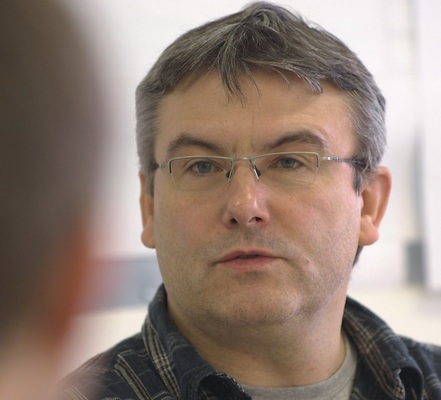 Projektleiter Udo Jahn schätzt das mehrstufige Qualitäts­wesen auf der Frankfurter Baustelle, denn „der vermeintliche Mehraufwand zahlt sich am Ende auf jeden Fall aus, weil es kaum noch Nacharbeiten oder Reklamationen gibt.“