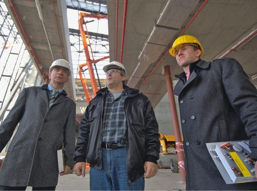 Auch für langjährige SHK-Profis war die neue Messehalle 11 eine Ausnahmebaustelle: Projektleiter Jahn (Mitte) erläuterte bei einem Rundgang Manfred Schäfer (links), regionaler Viega-Verkaufsleiter, und Viega-Verkaufsberater Manuel Kugler das hinter der Planung der Trinkwasseranlage stehende Versorgungs- und Hygienekonzept.