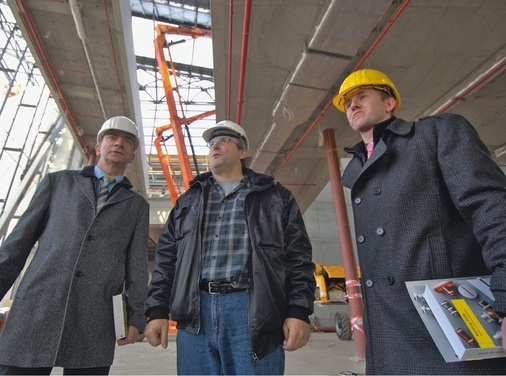 Auch für langjährige SHK-Profis war die neue Messehalle 11 eine Ausnahmebaustelle: Projektleiter Jahn (Mitte) erläuterte bei einem Rundgang Manfred Schäfer (links), regionaler Viega-Verkaufsleiter, und Viega-Verkaufsberater Manuel Kugler das hinter der Planung der Trinkwasseranlage stehende Versorgungs- und Hygienekonzept. - © Viega
