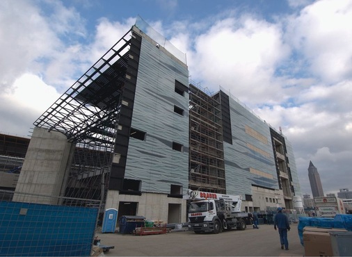 Rasanter Baufortschritt: Innerhalb weniger Wochen wuchs das Stahlskelett der 30 m hohen Halle in den Frankfurter Himmel.