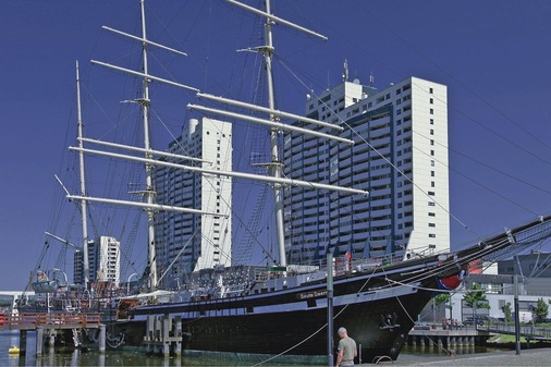 Columbus Center mit grandiosem Blick auf die Wesermündung, das Klimahaus ­Bremerhaven und das Hotel Atlantic Sail City in Form eines sich aufblähenden Segels.