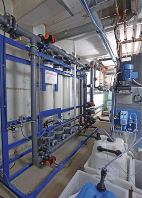 Bild 2 Die Uflex Ultrafiltration mit einer Aufbereitungs­leistung von 24 m³/h (links) und die Dosierstation. - © Berkefeld
