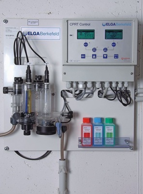 Bild 4 Die Mess- und Regelungseinheit CPRT 4044 misst, dokumentiert und regelt pH-Wert und Chlorgehalt.