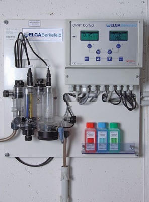 Bild 4 Die Mess- und Regelungseinheit CPRT 4044 misst, dokumentiert und regelt pH-Wert und Chlorgehalt. - © Berkefeld
