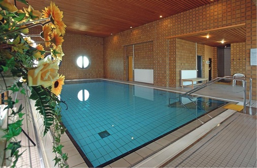 Bild 5 Typisches Hausschwimmbad der 1970er-Jahre mit typischem Problem: Hohe Betriebskosten. Die modernisierte Wassertechnik mit einer Ultrafiltration reduziert die Betriebskosten und verbessert zudem die Hygiene.